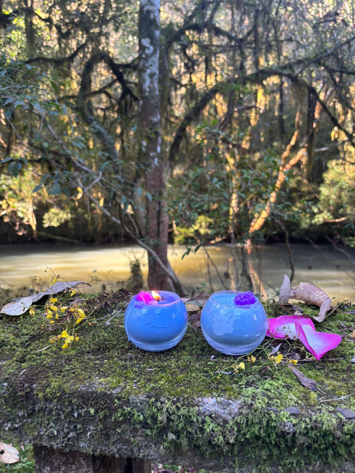 Vela Aura Celeste acesa em ambiente sereno