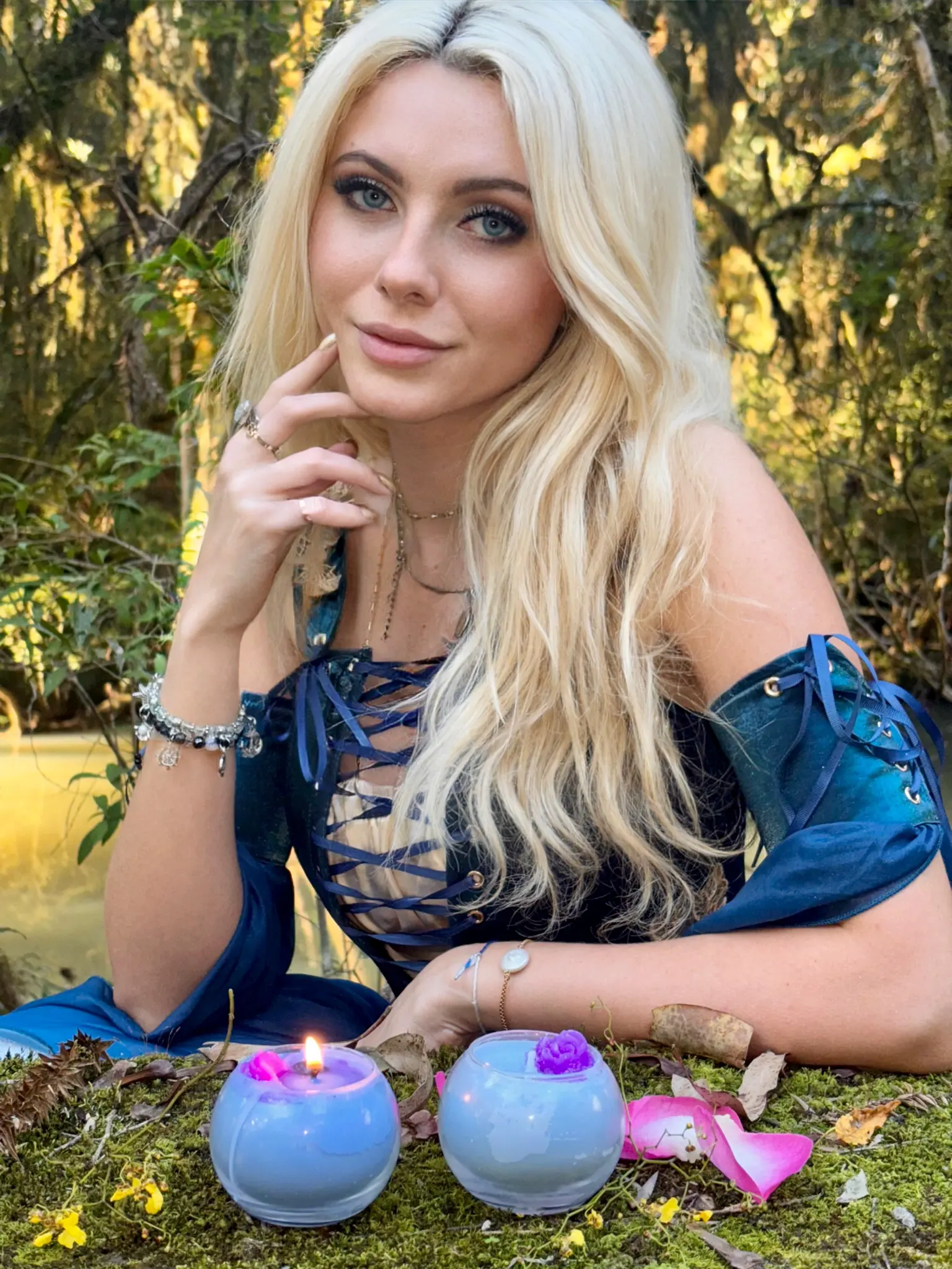 Vela em banheiro com toalhas brancas