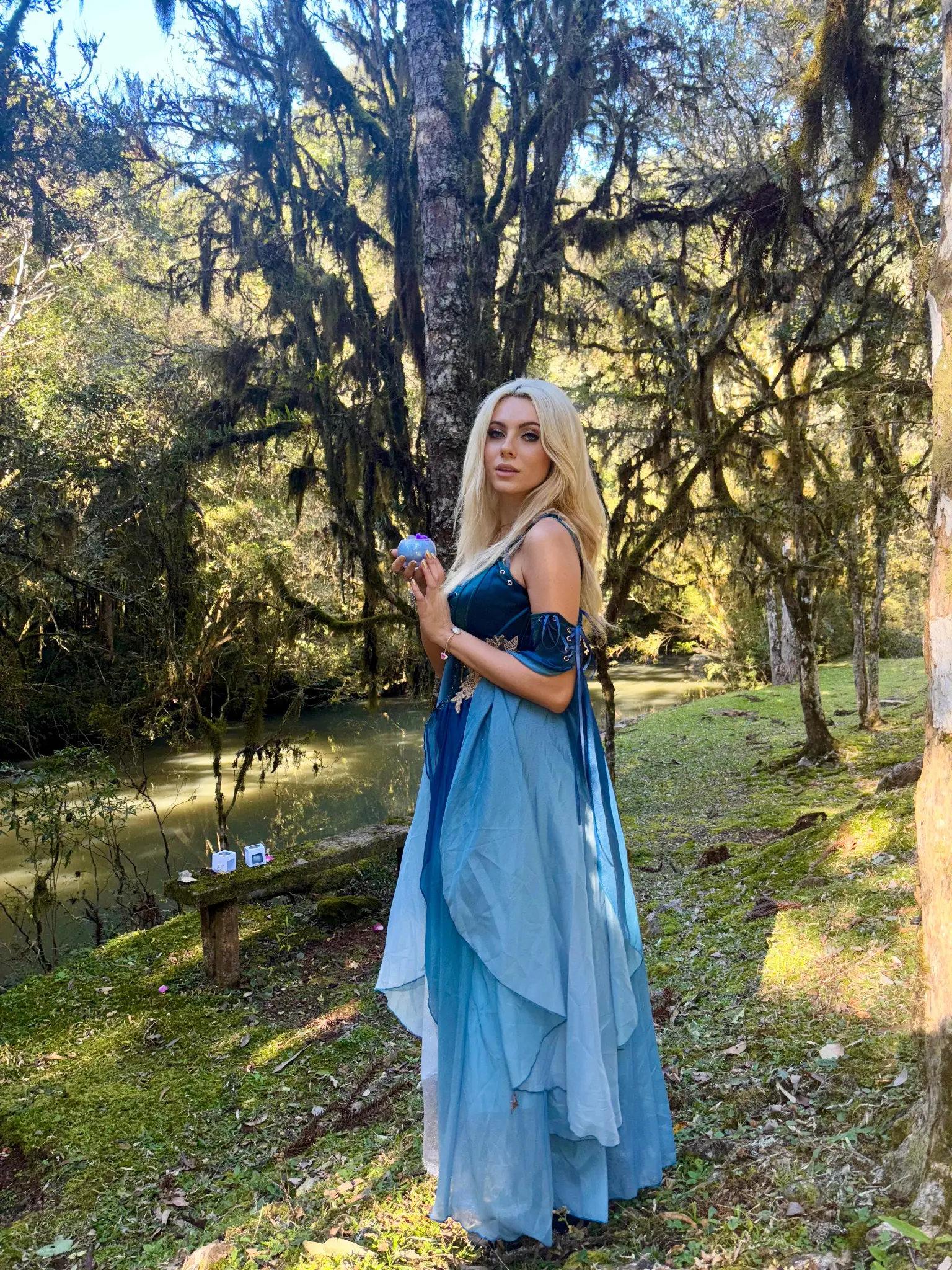 Vela à noite, janela com lua visível